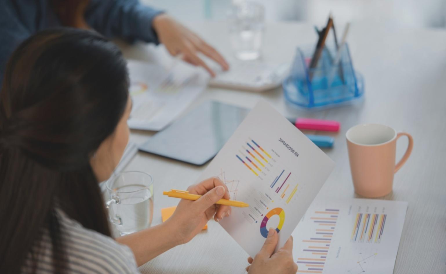 Especialista trabajando en auditoría SEO técnica